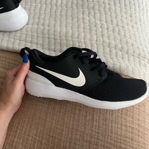 NWOT Boys Nike Roshe golf shoe size 4Y